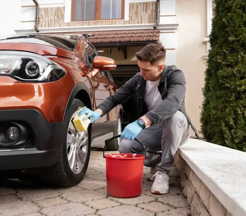 Lavage auto à domicile Saint-Désir : professionnel intervenant sur un véhicule